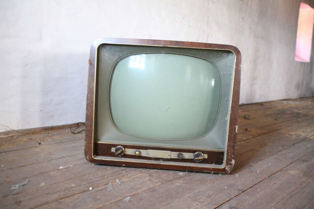 alter Fernseher mit Staub