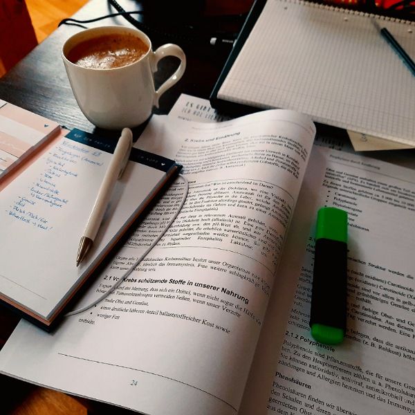 Lernunterlagen auf Schreibtisch mit Kaffeetasse