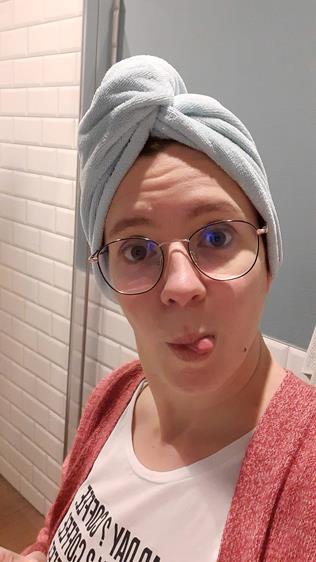 Ich mit Handtuch auf dem Kopf im Bad
