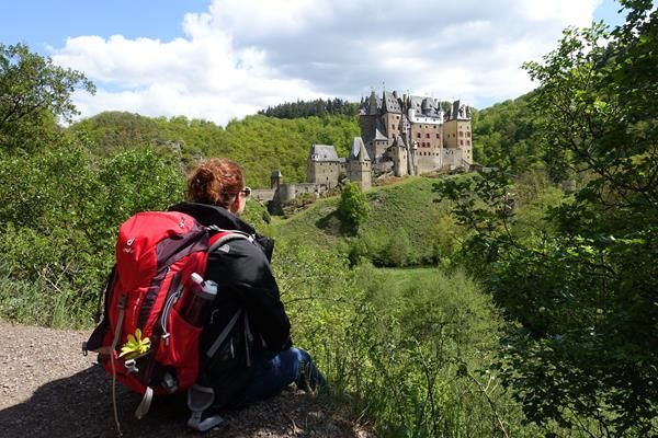Ich vor Burg Eltz in der Eifel