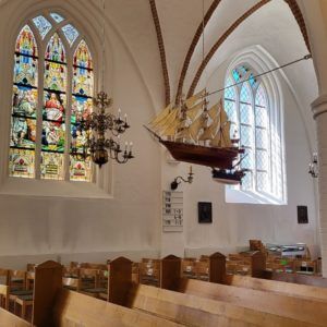 Modellschiff hängt an der Dekce in Kirche