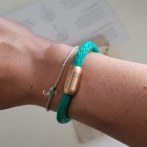 grünes Armband aus Fischernetz mit goldenem Verschluss