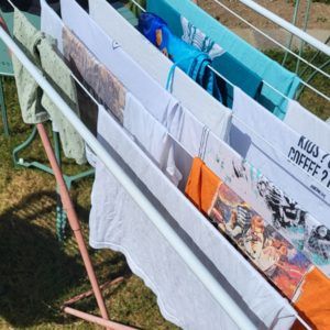 Wäsche auf Wäscheständer in der Sonne