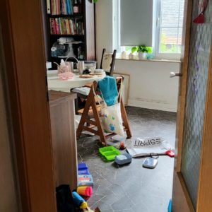 Blick auf Esstisch in Küche mit Chaos auf dem Fußboden