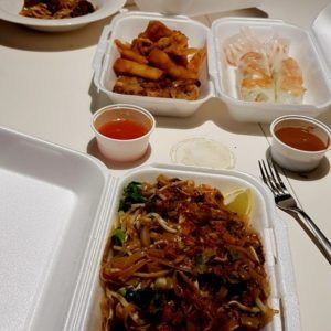 Fast Food pur: chinesisches Essen in Plastikboxen