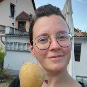 Frau macht Selfie mit Kartoffel in der Hand