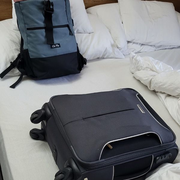 Koffer auf Bett