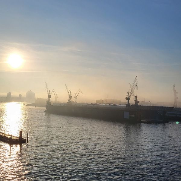 Sonnenaufgang über Hamburger Hafen