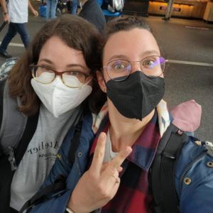Zwei Frauen mit FFP2-Maske am Hauptbahnhof in Hamburg