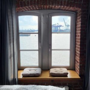 Fenster mit Blick auf den Hafen in Hamburg