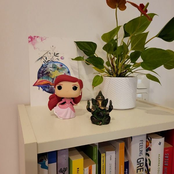 Arielle Figur, Ganesha und eine Pflanze