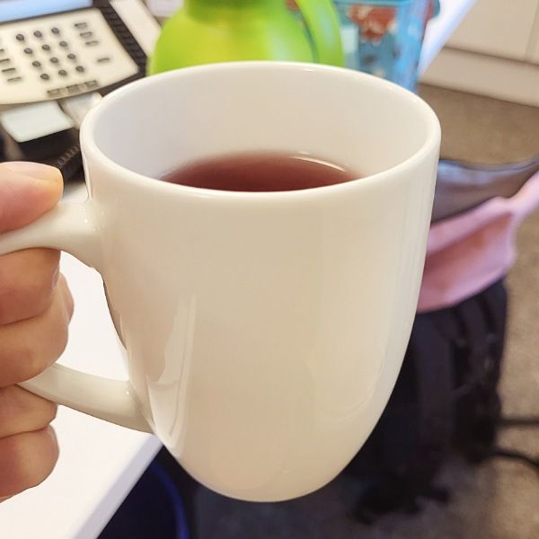 Weiße Tasse mit Tee