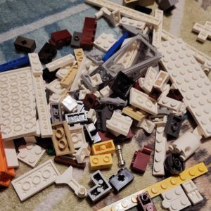 Lego-Bausteine auf dem Fußboden verteilt