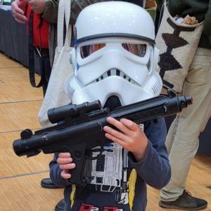 Kind mit Star Trooper Maske und Blaster in der Hand