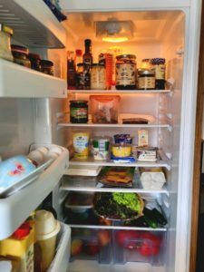 offener gefüllter Kühlschrank