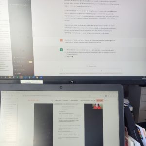 Laptop und Bildschirm