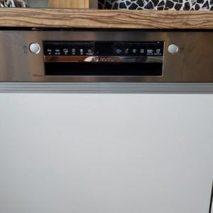 Neue Spülmaschine in Küchenzeile eingebaut