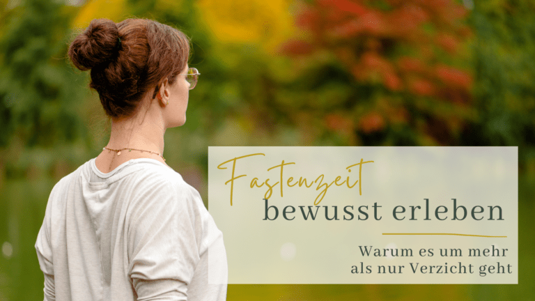 Frau von hinten schaut aufs Wasser und Atmet bewusst ein und aus