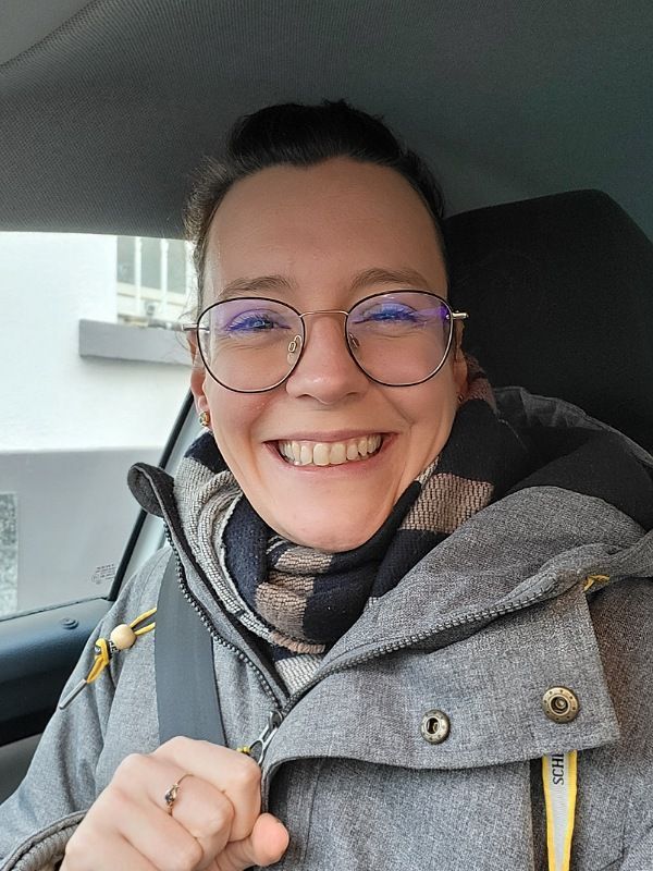 Victoria Hirsch beweist Mut und bucht ein Seminarhaus für ihr erstes Yoga-Retreat